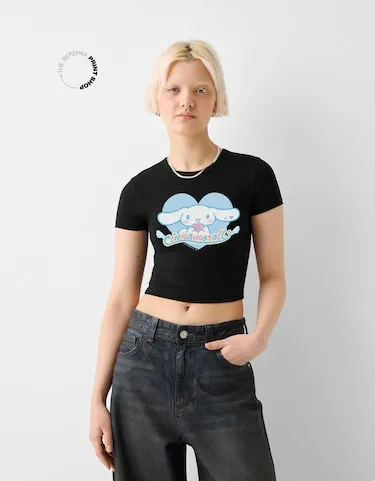 CINNAMOROLL PRINT SHORT SLEEVE CROPPED T-SHIRT