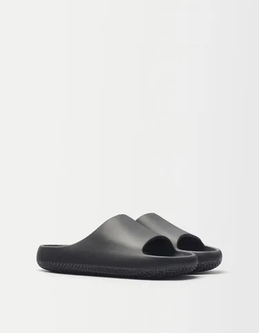 MEN’S TEXTURED FLAT SANDALS