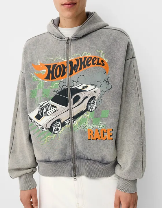 Худи BERSHKA x HOT WHEELS с принтом и застежкой-молнией