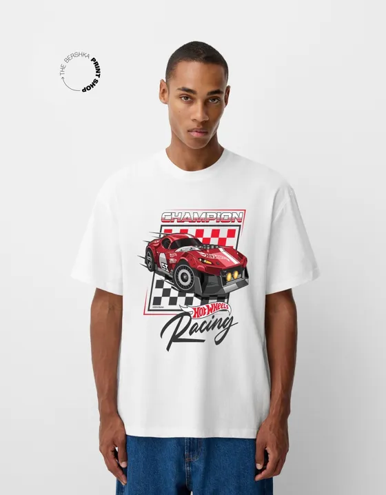 Футболка BERSHKA x HOT WHEELS с принтом