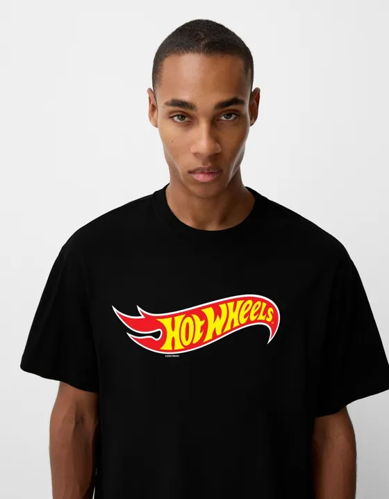 Футболка BERSHKA x HOT WHEELS с принтом