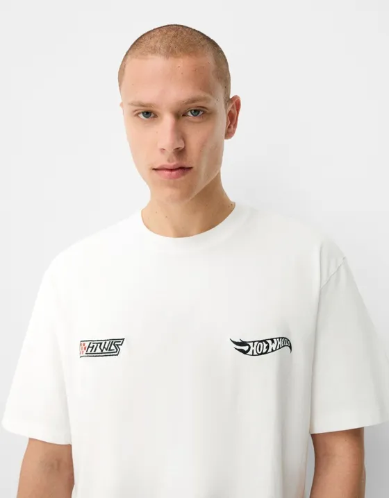 Футболка BERSHKA x HOT WHEELS с принтом